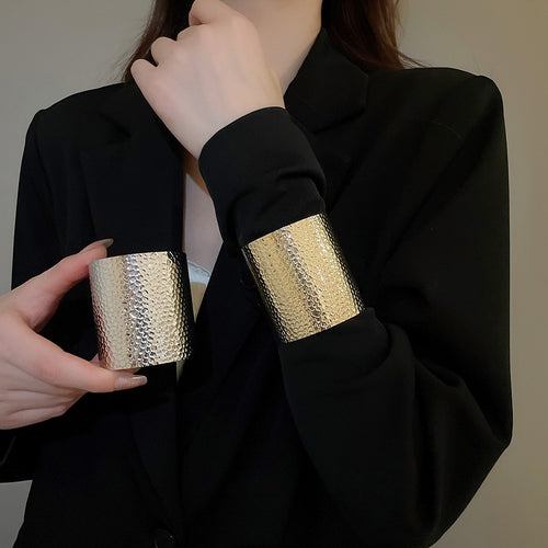 Irregular Wrinkled Metal Round Open Bangle European American Light Luxury Statement Jewelry