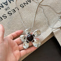 European Alloy Resin Round Flower Pendant Necklace For Women, Light Luxury Collarbone Chain view 4