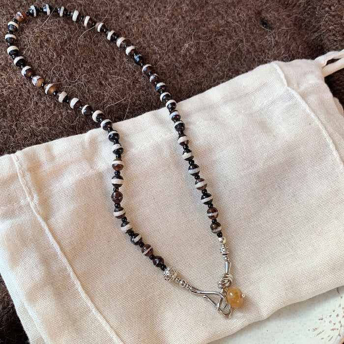Light Luxury Alloy Black White Beaded Geometric Round Pendant Necklace For Women