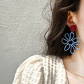 Resin Hollow Flower Contrast Color Stud Earrings For Women Vacation Sweet Minimalist Jewelry view 4