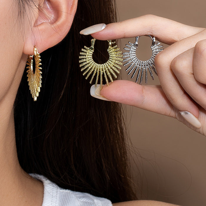 Bohemian Alloy Sunburst Leaf Texture Hoop Huggie Earrings For Women Luxury Metal Line Heart Earrings