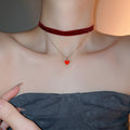 Light Luxury Velvet Enamel Heart Pendant Necklace With Line Detail For Elegant Collarbone Style view 3