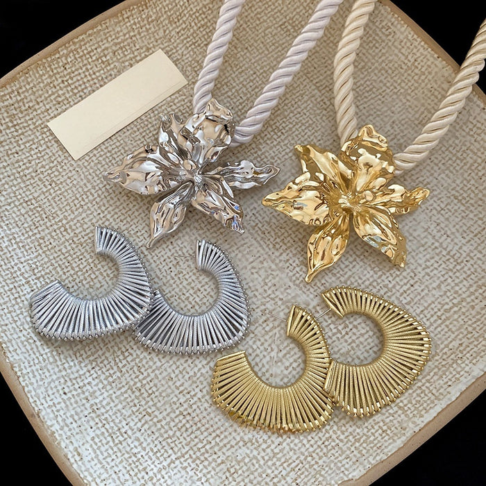 Alloy Woven Flower Necklace And Earrings Jewelry Set, European Style Smooth Collarbone Chain Design