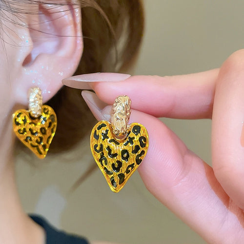 18K Gold Plated Alloy Heart Pendant Earrings With Silver Posts Vintage Court Style Stud Jewelry