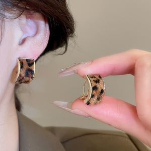 Vintage Maillard Alloy Leopard Print C-Shaped Geometric Clip-on Earrings Light Luxury Style