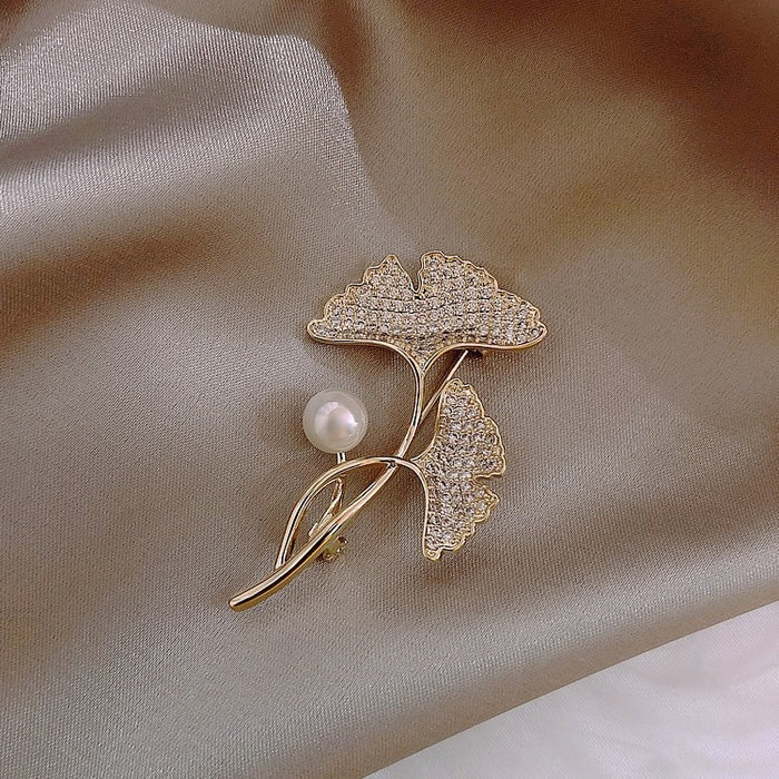 French Vintage Rhinestone Faux Pearl Ginkgo Leaf Brooch Light Luxury Elegant Suit Pin