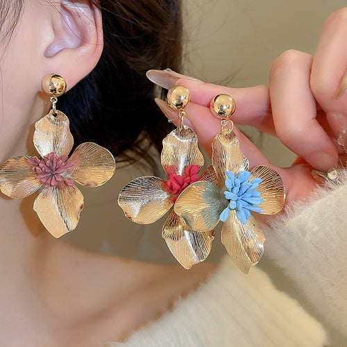 Light Luxury Iron Floral Pendant Drop Earrings With Silver Pins For Women