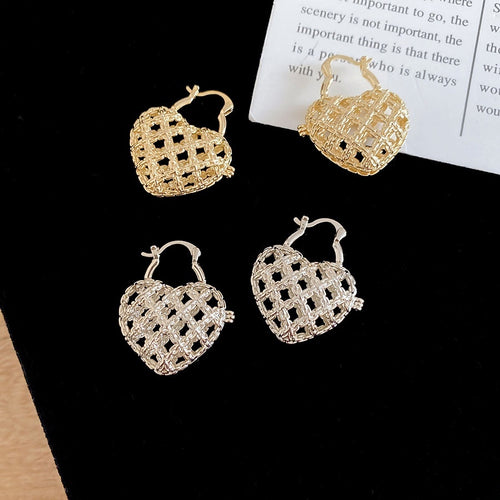 French Vintage Hollow Metal Heart Earrings For Women Minimalist OL Commuter Light Luxury Ear Cuffs