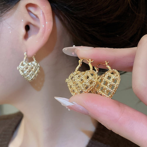 French Vintage Hollow Metal Heart Earrings For Women Minimalist OL Commuter Light Luxury Ear Cuffs