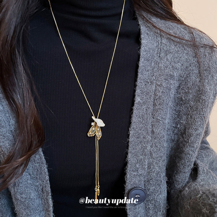 French Enamel Hollow Leaf Pendant Sweater Necklace, Vintage Light Luxury Alloy Collarbone Chain