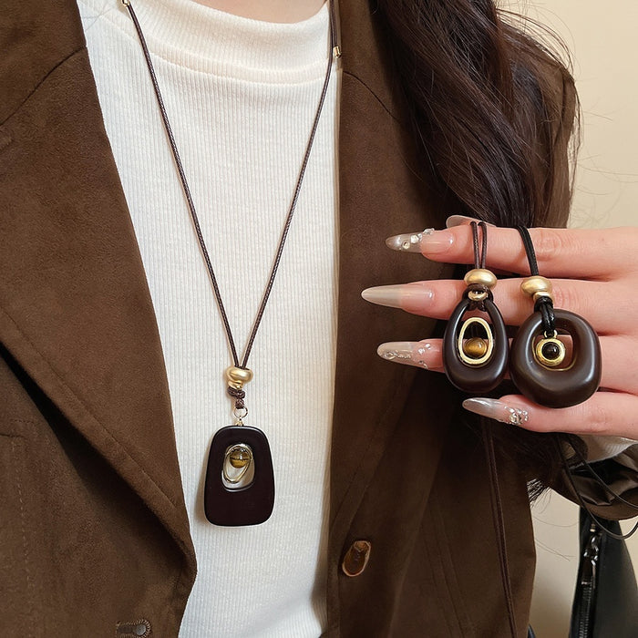 Resin Tiger Eye Oval Pendant Sweater Necklace For Women, Maillard Vintage Light Luxury Choker
