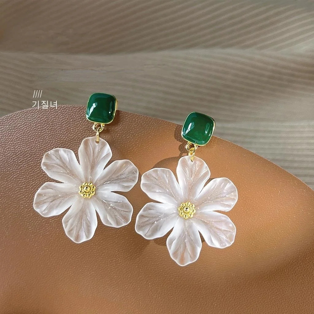 14K Plated Acrylic Flower Stud Earrings Elegant Minimalist Versatile Jewelry
