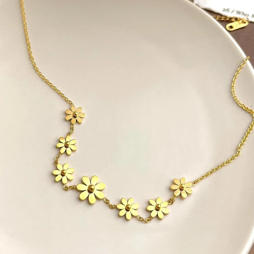 Waterproof 18K Gold Plated Stainless Steel Daisy Flower Necklace For Women Light Luxury Choker