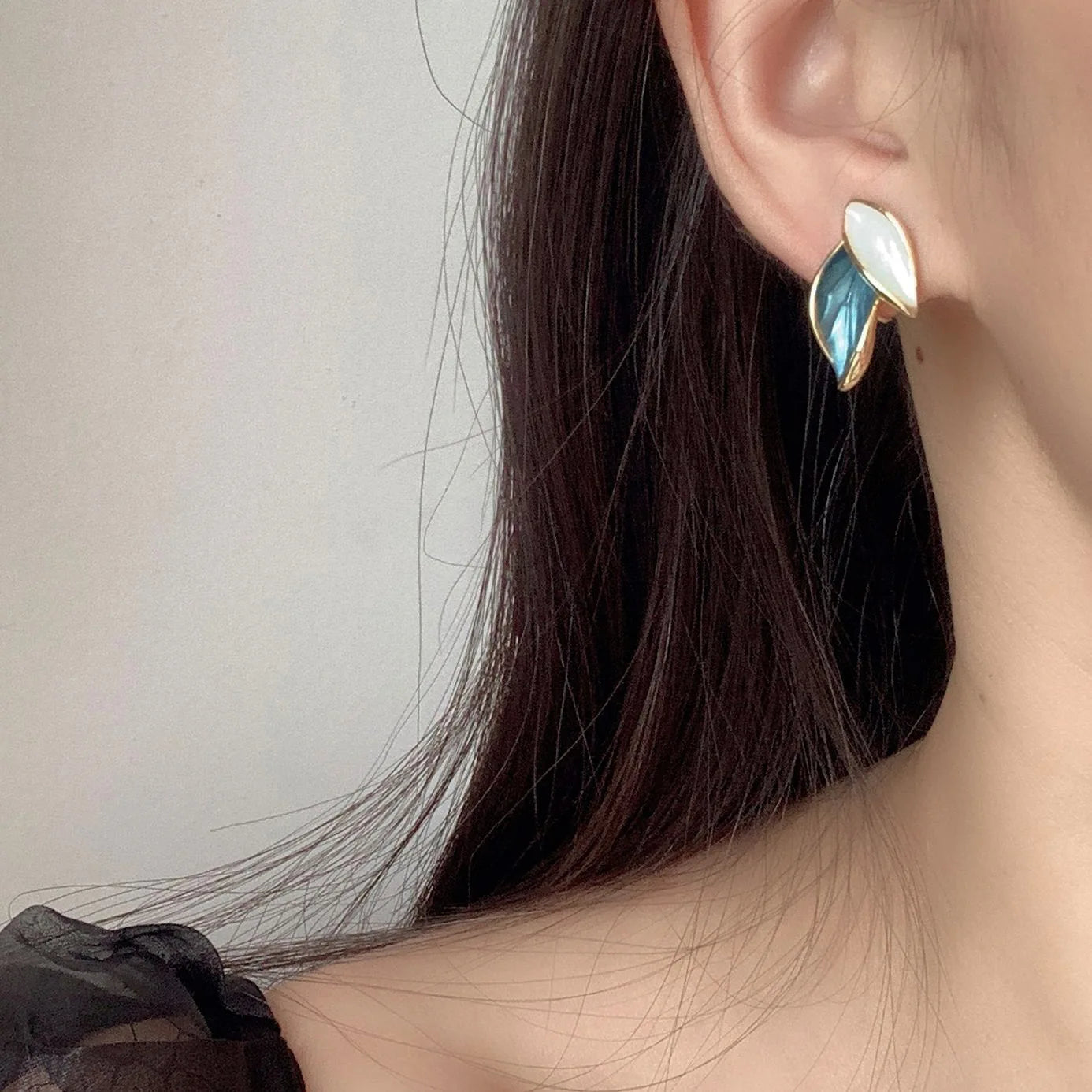 Elegant Blue And White Leaf Enamel Alloy Stud & Clip On No Piercing Spiral Gold Tone Women's Earrings