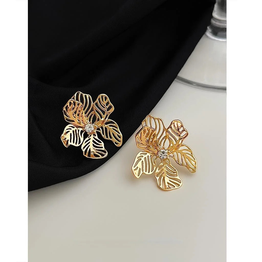 French Vintage Copper Hollow 3D Flower Stud Earrings For Women Elegant Light Luxury Jewelry