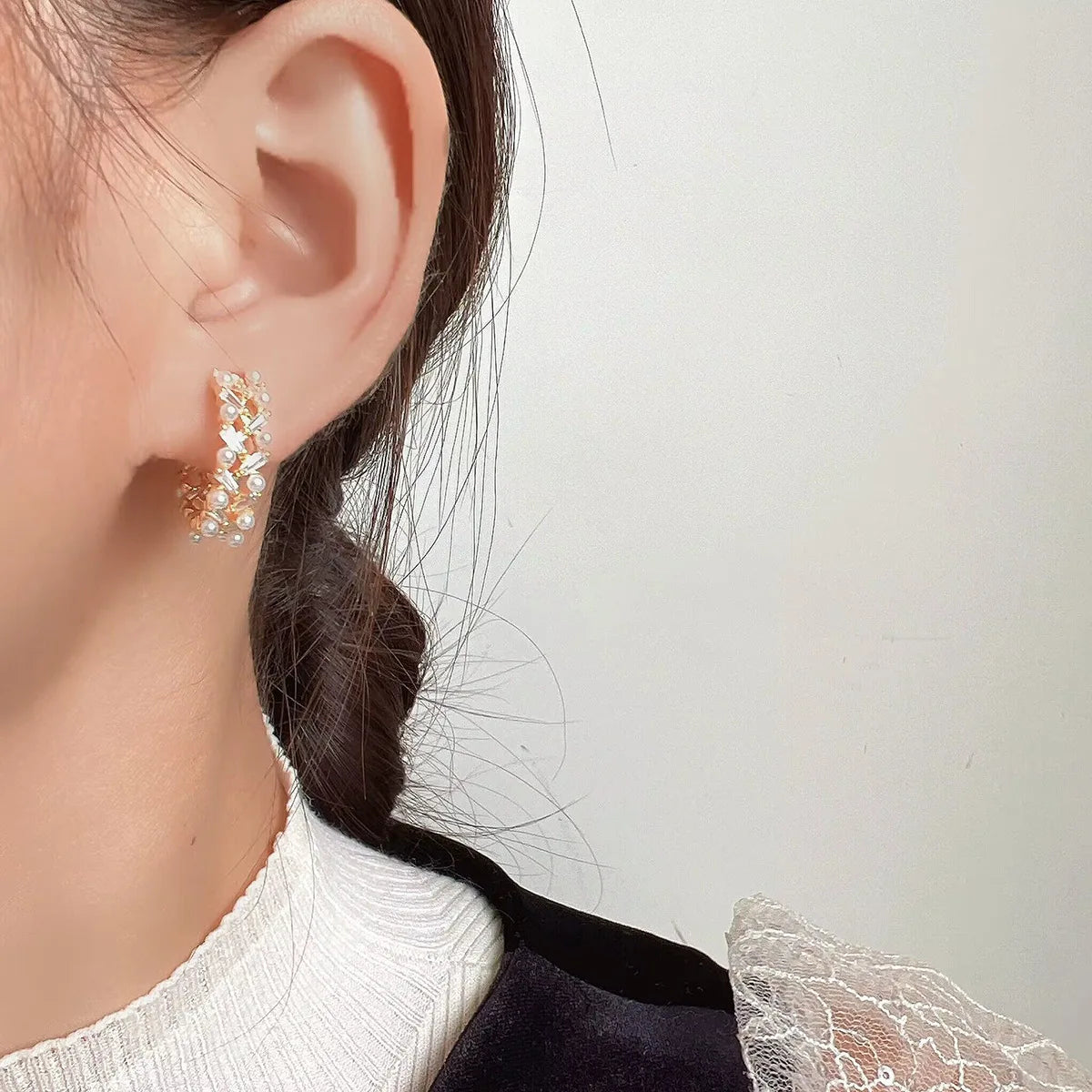 Luxury Gold Tone Spiral Hoop Pearl Zircon Alloy Stud & Clip On No Piercing Commuter Earrings