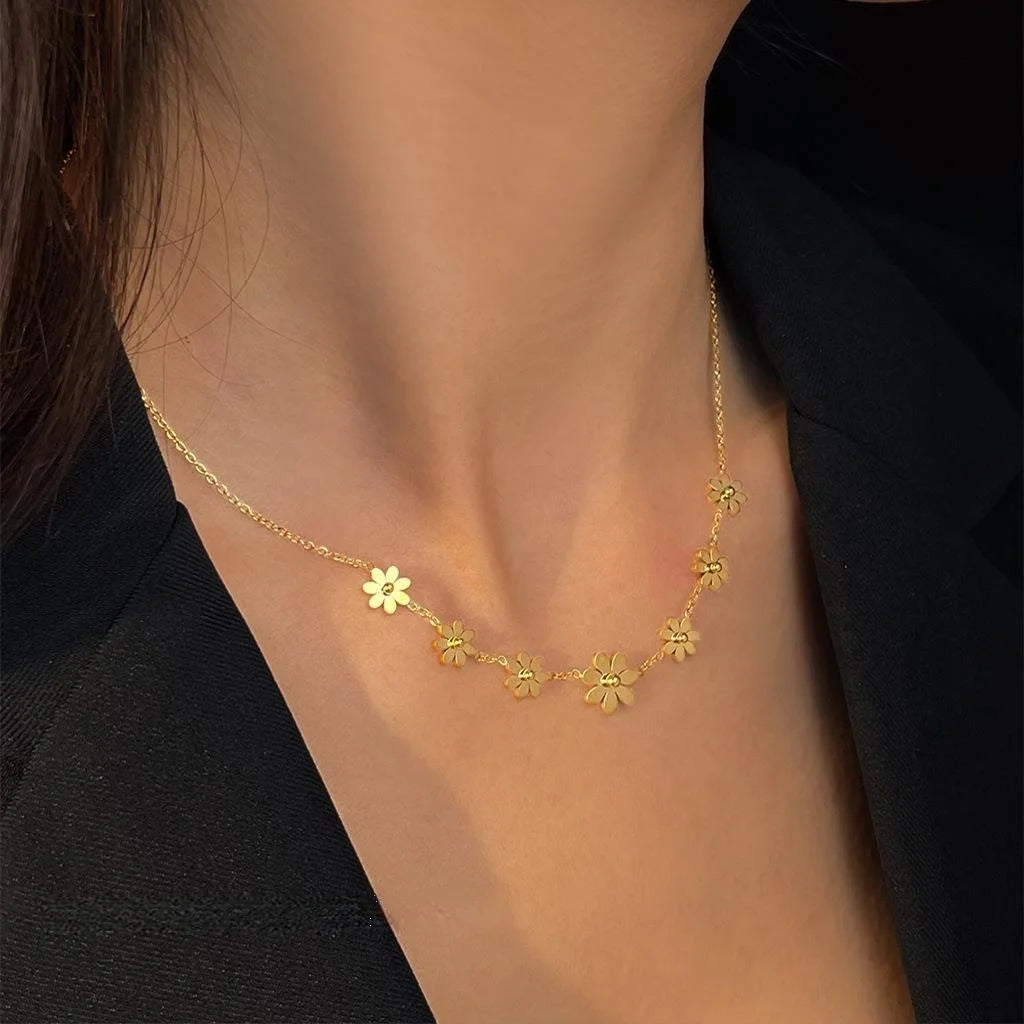 Waterproof 18K Gold Plated Stainless Steel Daisy Flower Necklace For Women Light Luxury Choker