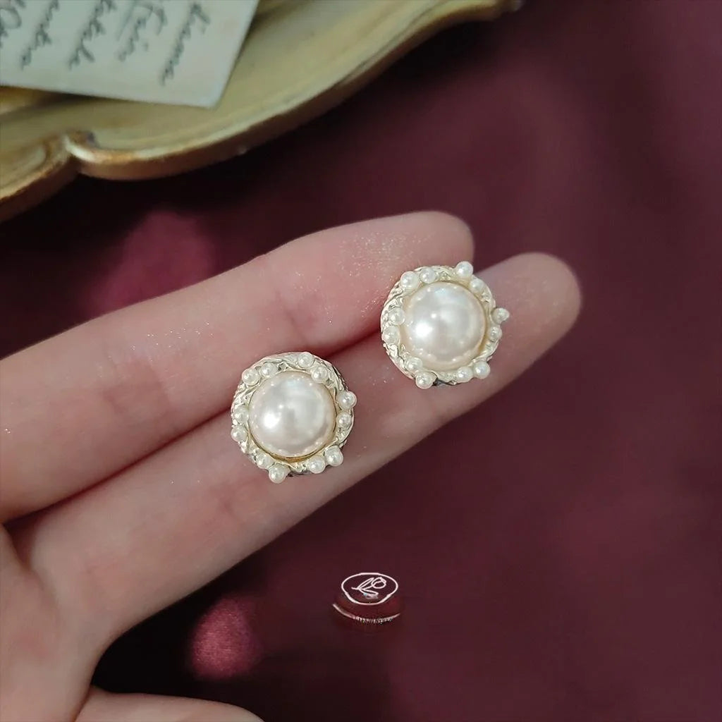French Hepburn Style High Gloss Pearl Flower Stud Earrings Vintage Geometric Court Jewelry