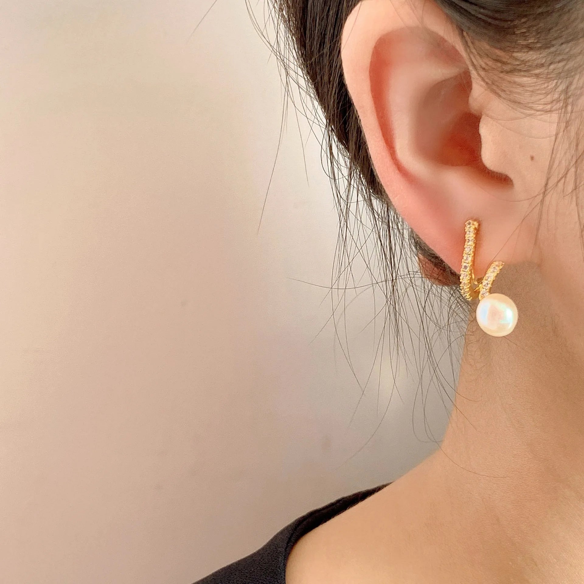 Elegant Zircon Curve Spiral Alloy Freshwater Pearl Stud & Clip On No Piercing Women's Fashion Earrings