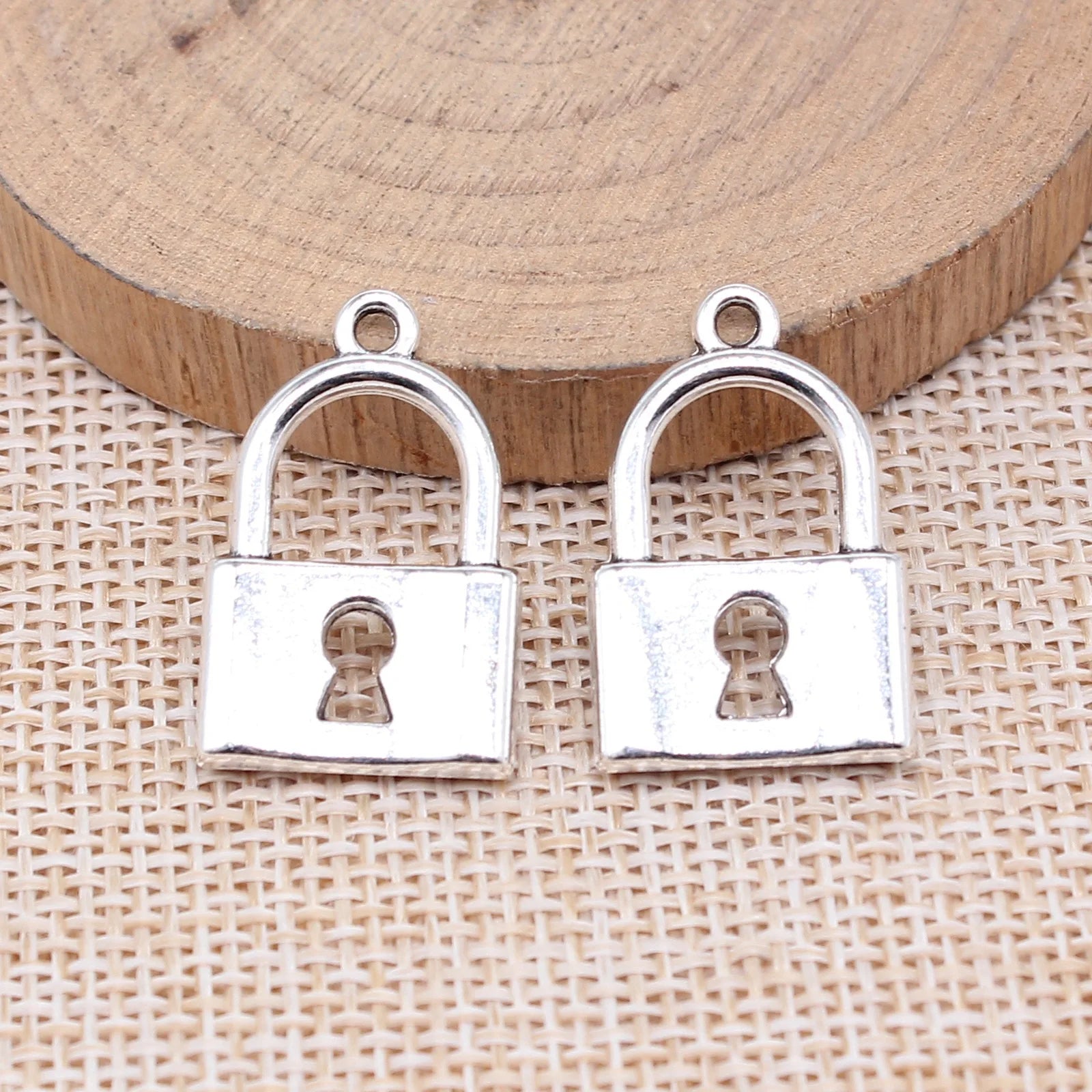 24x15mm 3g Antique Silver Zinc Alloy Hollow Lock Charm Pendant for DIY Bracelet Necklace Making