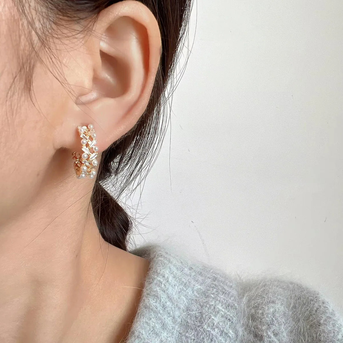 Luxury Gold Tone Spiral Hoop Pearl Zircon Alloy Stud & Clip On No Piercing Commuter Earrings