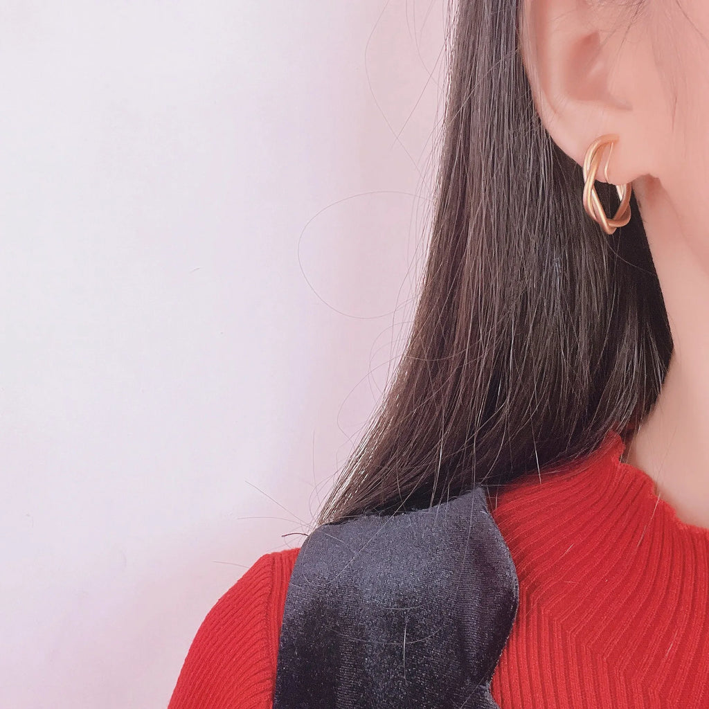 Elegant Gold Alloy Twisted Hoop Spiral Disc Stud & Clip On No Piercing Minimalist Round Earrings