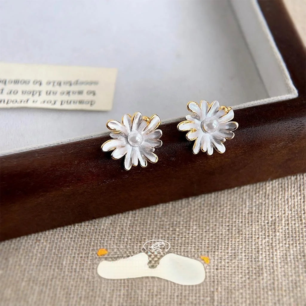 Sweet White Daisy Flower Enamel Eco-Friendly Copper Drop Earrings For Commuter Style