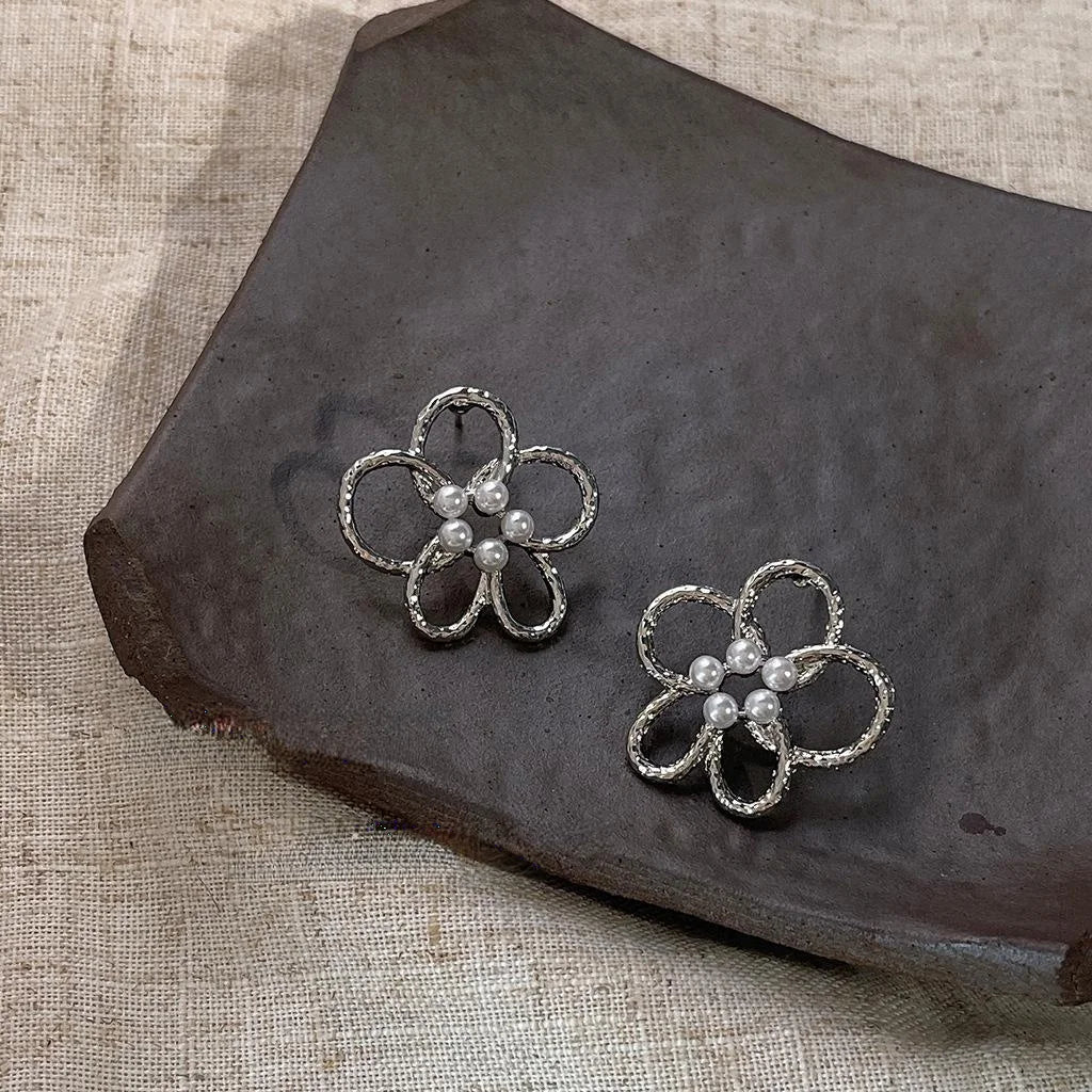 Sweet Cool Hollow Flower Pearl Stud Earrings Silver Plated Metal Floral Jewelry