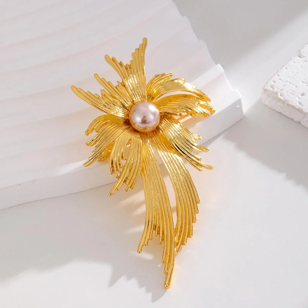 Luxury Gold Alloy Chrysanthemum Pearl Brooch Elegant Floral Lapel Pin Corsage Coat Suit Accessory Gift