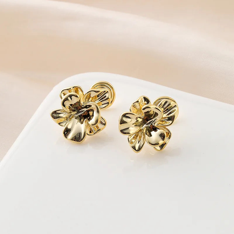 Luxury Gold Alloy 3D Flower Stud & Clip On No Piercing Vintage Floral Statement Women's Earrings