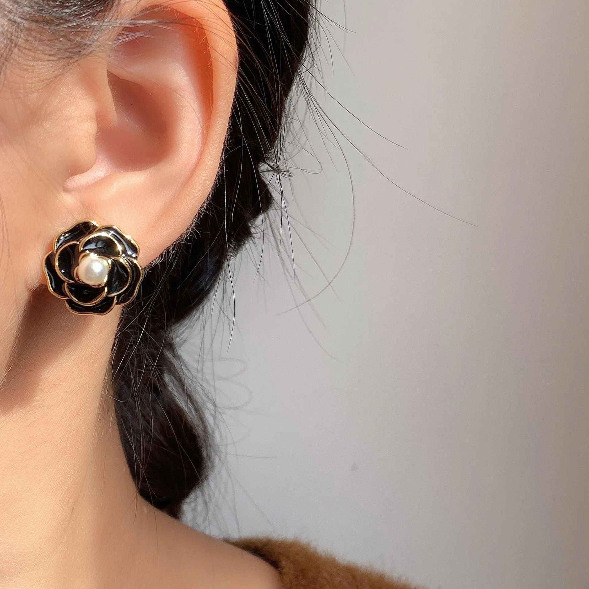 Elegant Black Enamel Camellia Flower Pearl Alloy Stud & Clip On No Piercing French Style Earrings