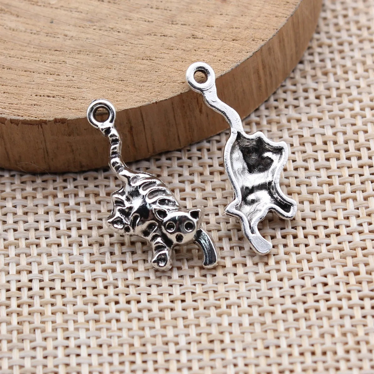 25x10mm 0.96g Antique Silver Zinc Alloy Cat Charm Pendant for DIY Bracelet Necklace Jewelry Making