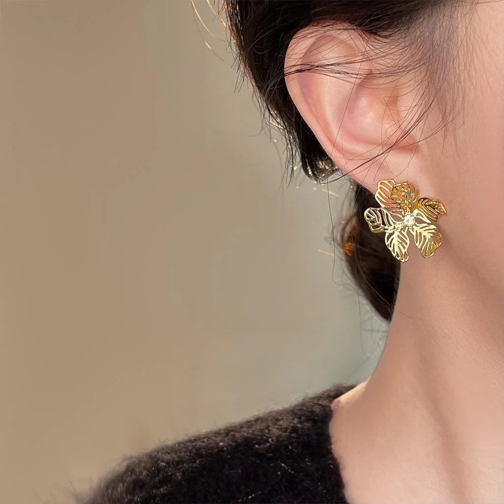 French Vintage Copper Hollow 3D Flower Stud Earrings For Women Elegant Light Luxury Jewelry