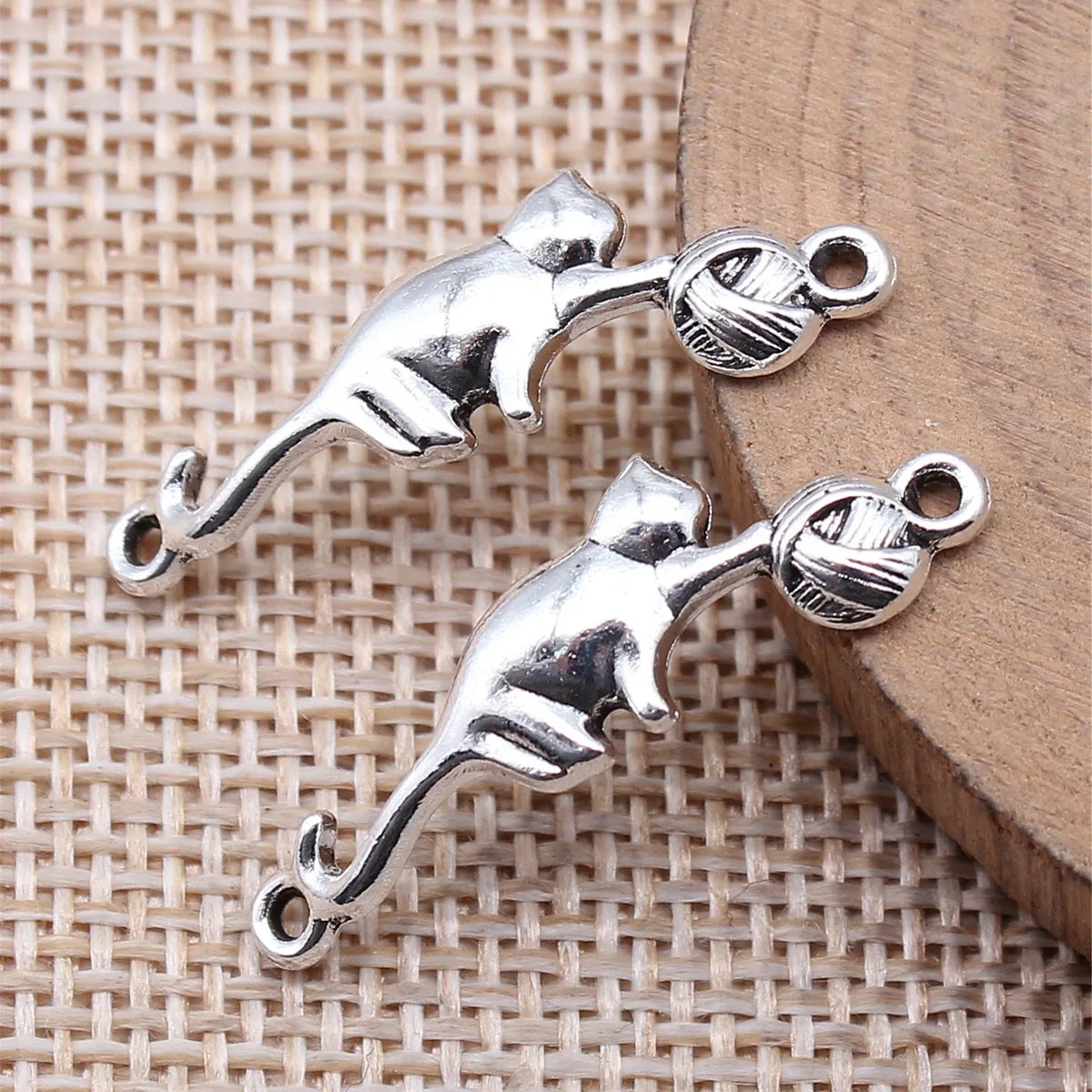 30x9mm 1.2g Antique Silver Zinc Alloy Cat Playing Yarn Ball Connector Charm for DIY Jewelry