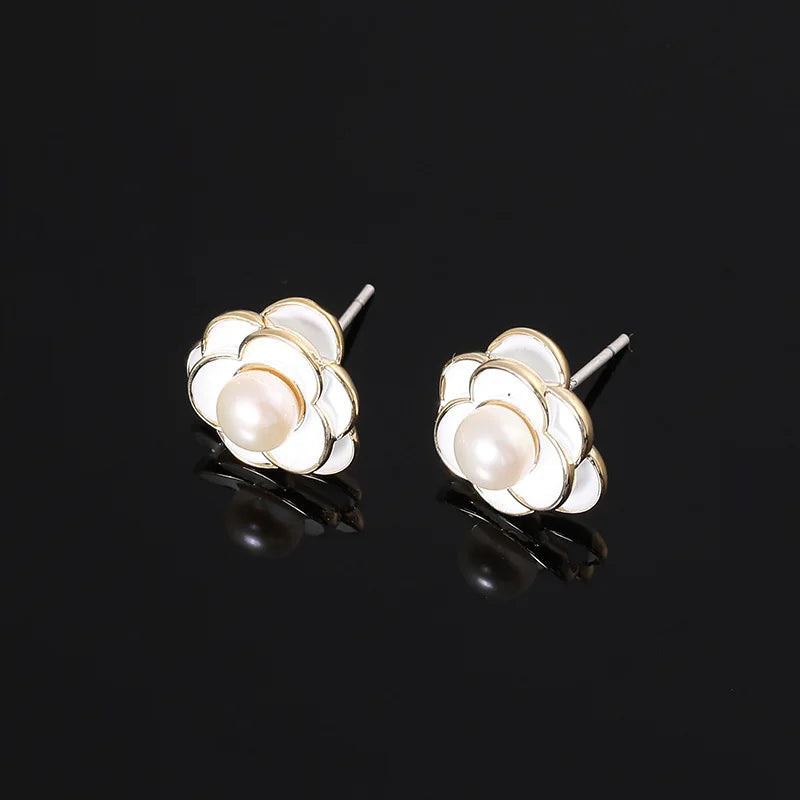 Elegant White Enamel Flower Freshwater Pearl Alloy Stud & Clip On No Piercing Women's Fashion Earrings