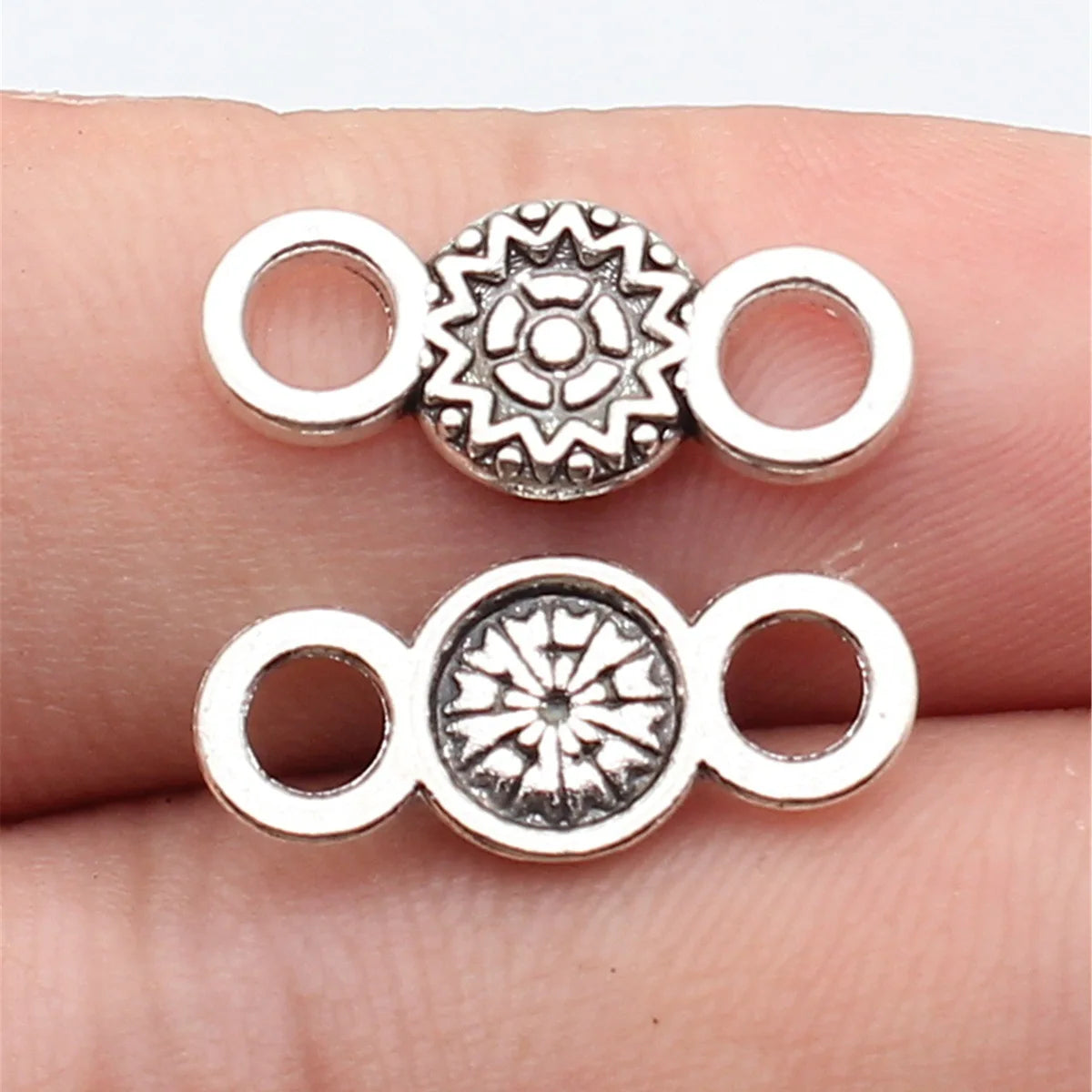 20x8.8mm 0.63g Antique Silver Zinc Alloy Round Floral Connector Charm for DIY Bracelet Jewelry Making