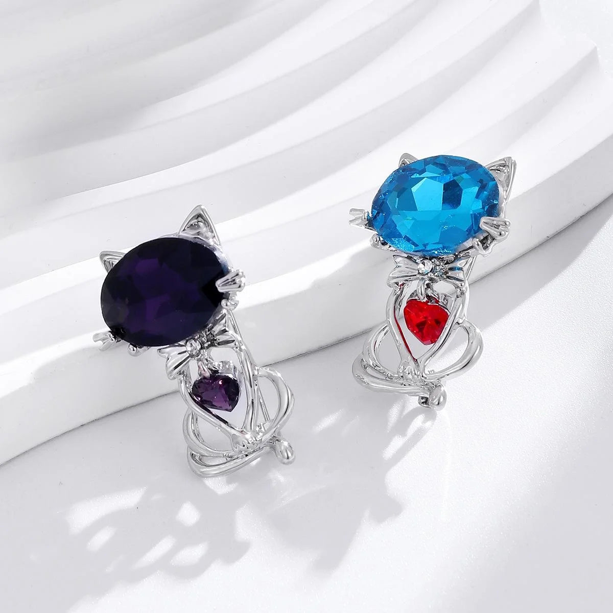 Cute Purple Glass Cat Brooch With Rhinestone Heart, Silver Alloy Lapel Pin Corsage For Dress Hat Gift