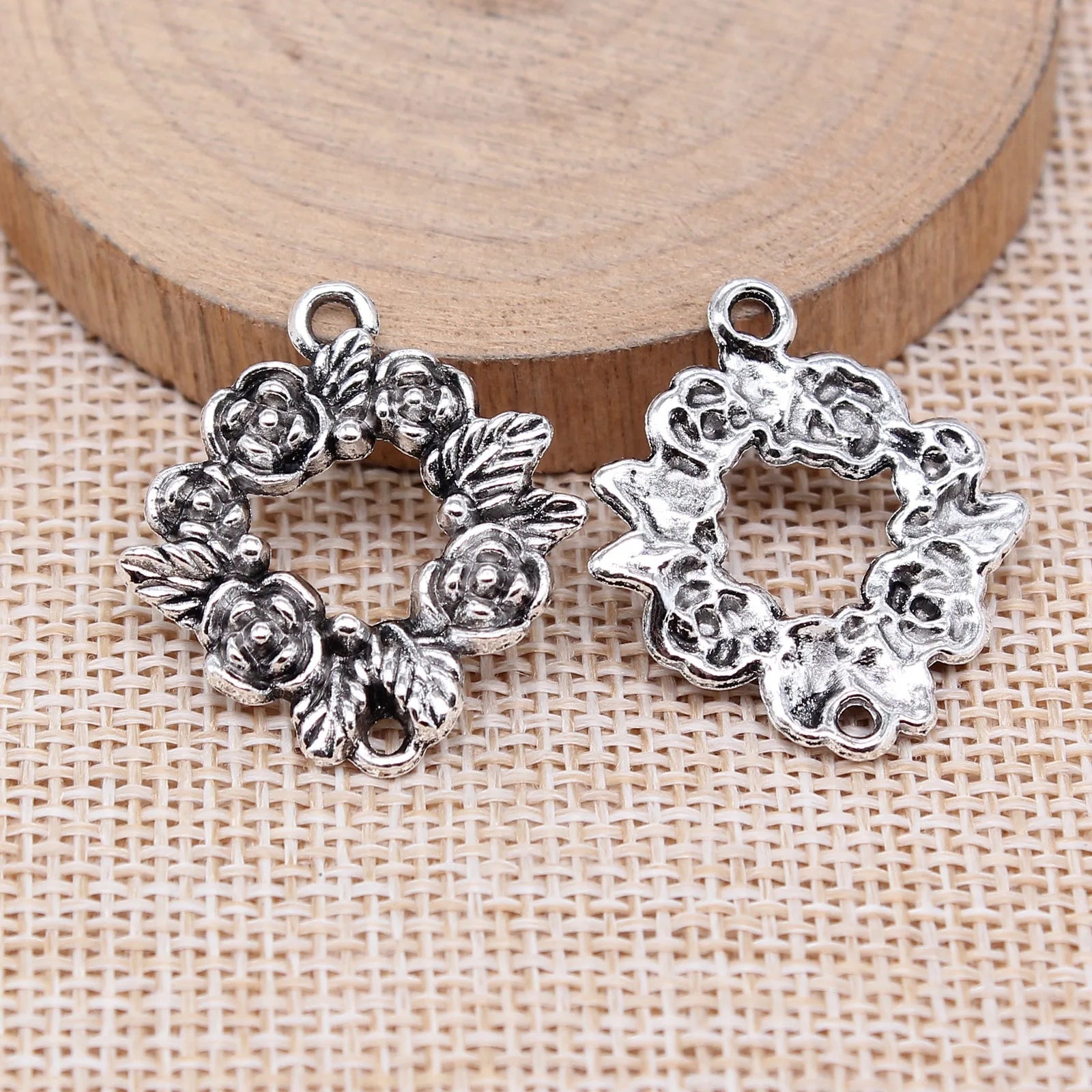 28x25mm 2.7g Antique Silver Zinc Alloy Wreath Connector Charm for DIY Bracelet Necklace Making