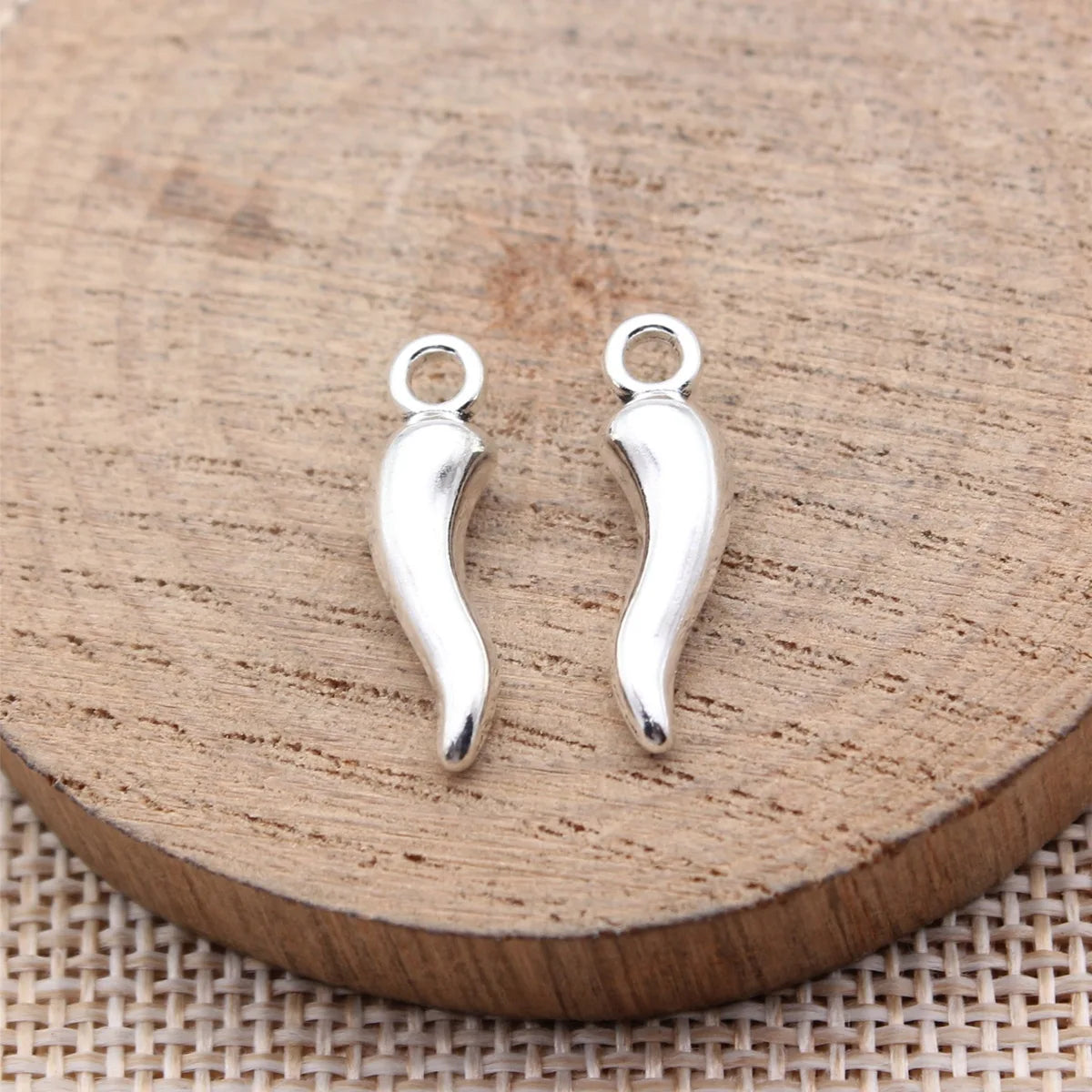 21x5.9x5.2mm 1.35g Antique Silver Zinc Alloy Chili Pepper Charm Pendant for DIY Necklace Bracelet Making