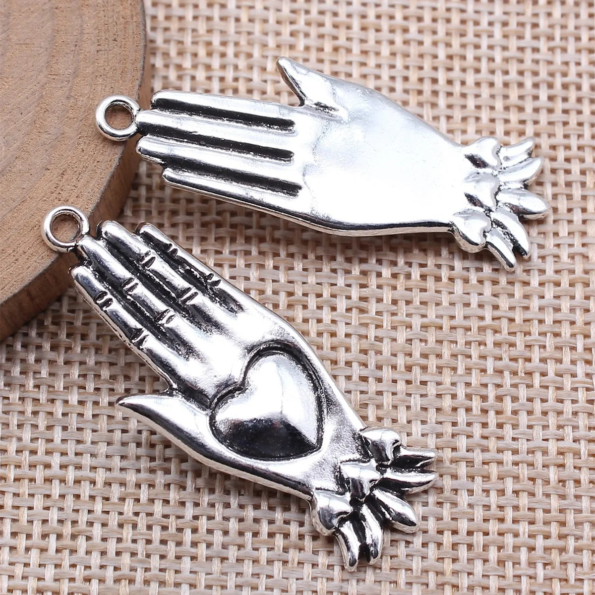 43x16mm 5.3g Antique Silver Zinc Alloy Gothic Hand Heart Charm Pendant for DIY Necklace Jewelry Making