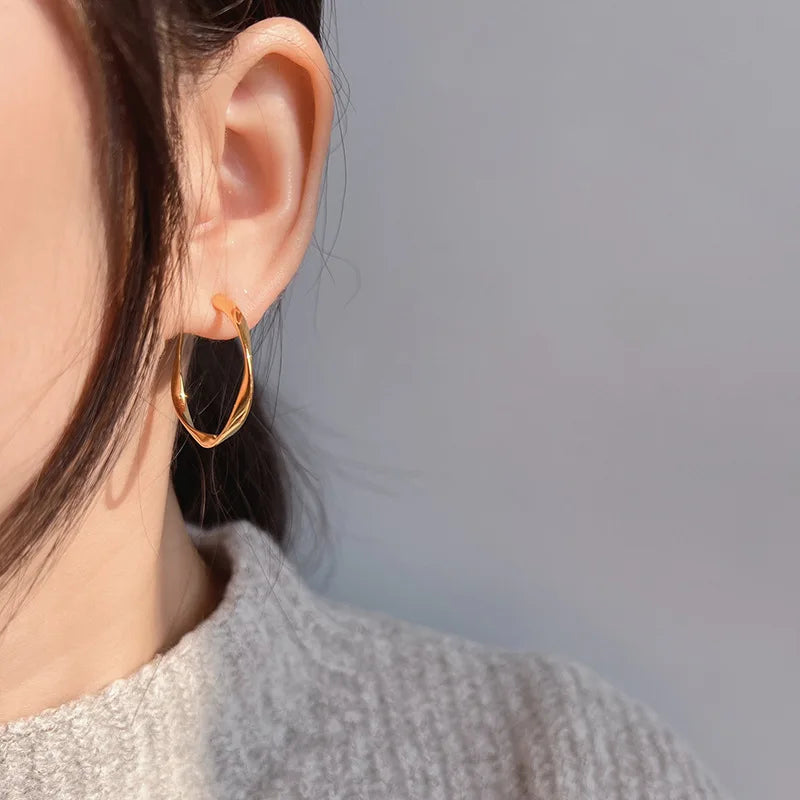 Elegant Gold Alloy Twisted Wave Hoop Stud & Clip On No Piercing Minimalist Commuter Circle Earrings