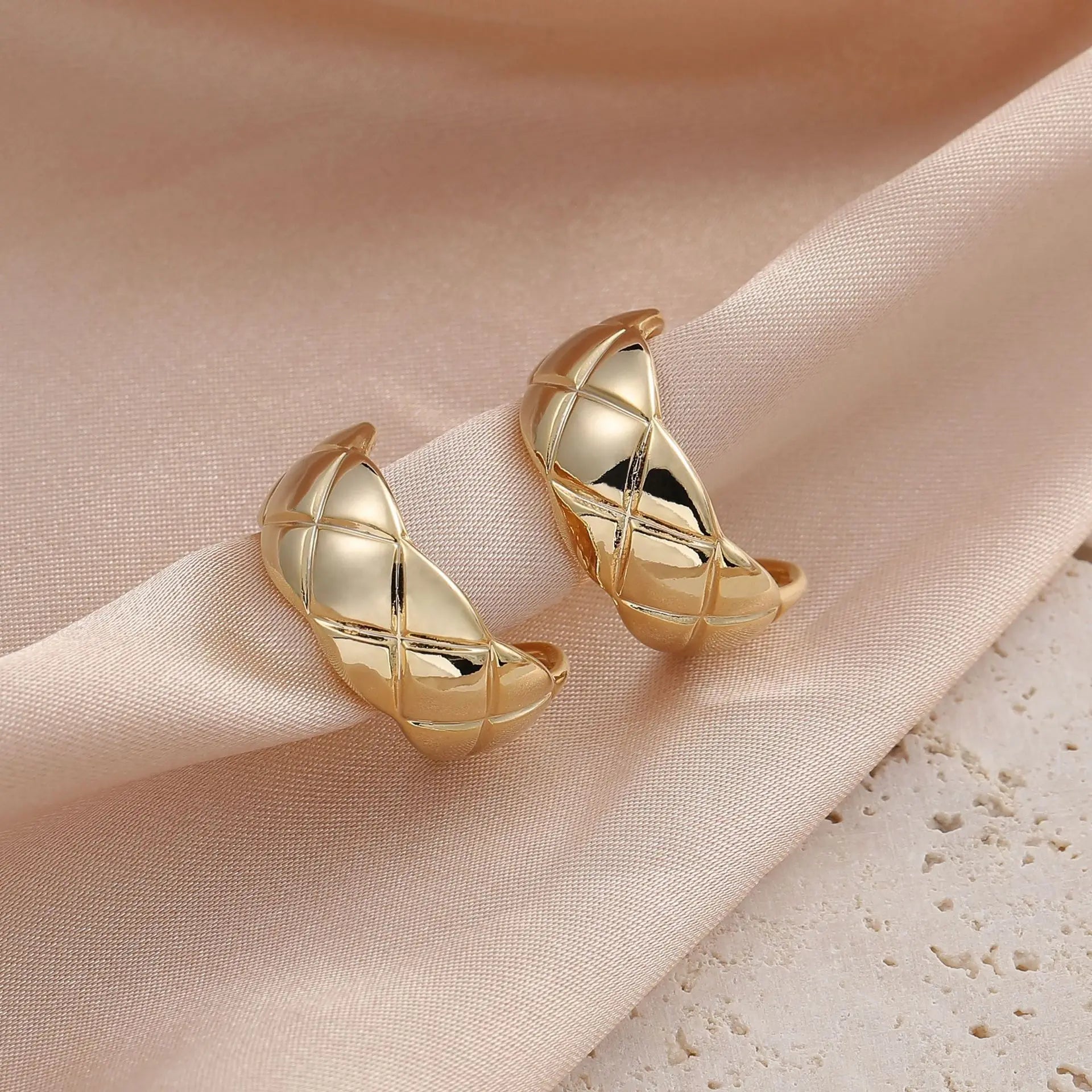 Elegant Gold Alloy Lattice C-Hoop Stud & Clip On No Piercing French Minimalist Checkered Earrings
