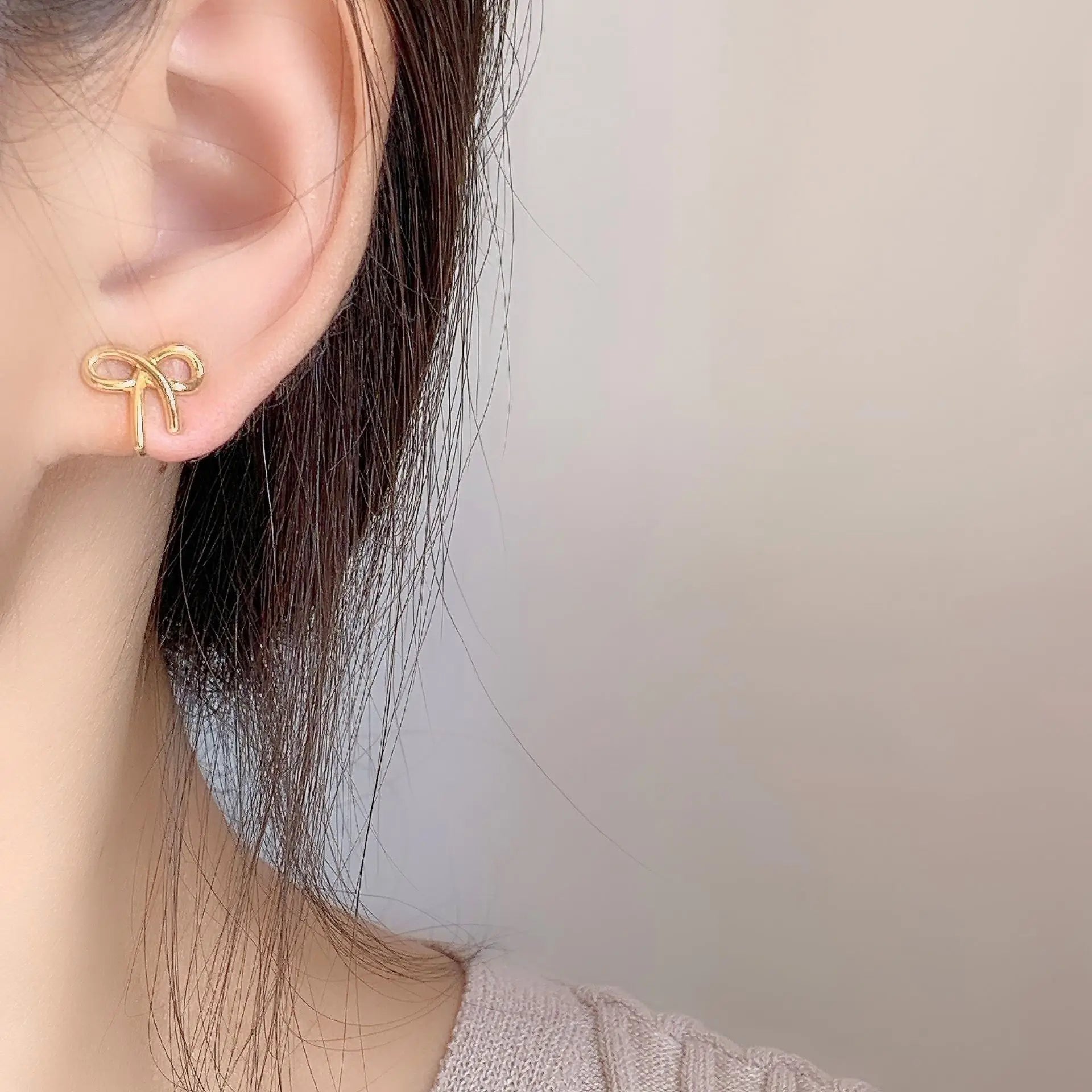 Elegant Silver Alloy Bow Knot Stud & Clip On No Piercing Minimalist Metal Ribbon Women's Earrings