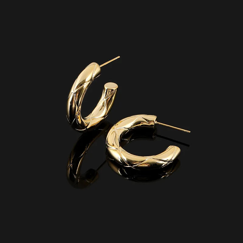 Elegant Gold Alloy Quilted Hoop Spiral Stud & Clip On No Piercing Versatile Round Huggie Earrings