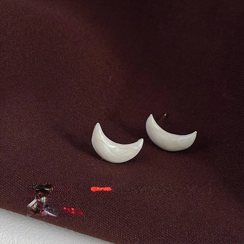 French Vintage Copper Crescent Moon Stud Earrings Minimalist Elegant Commuter Jewelry