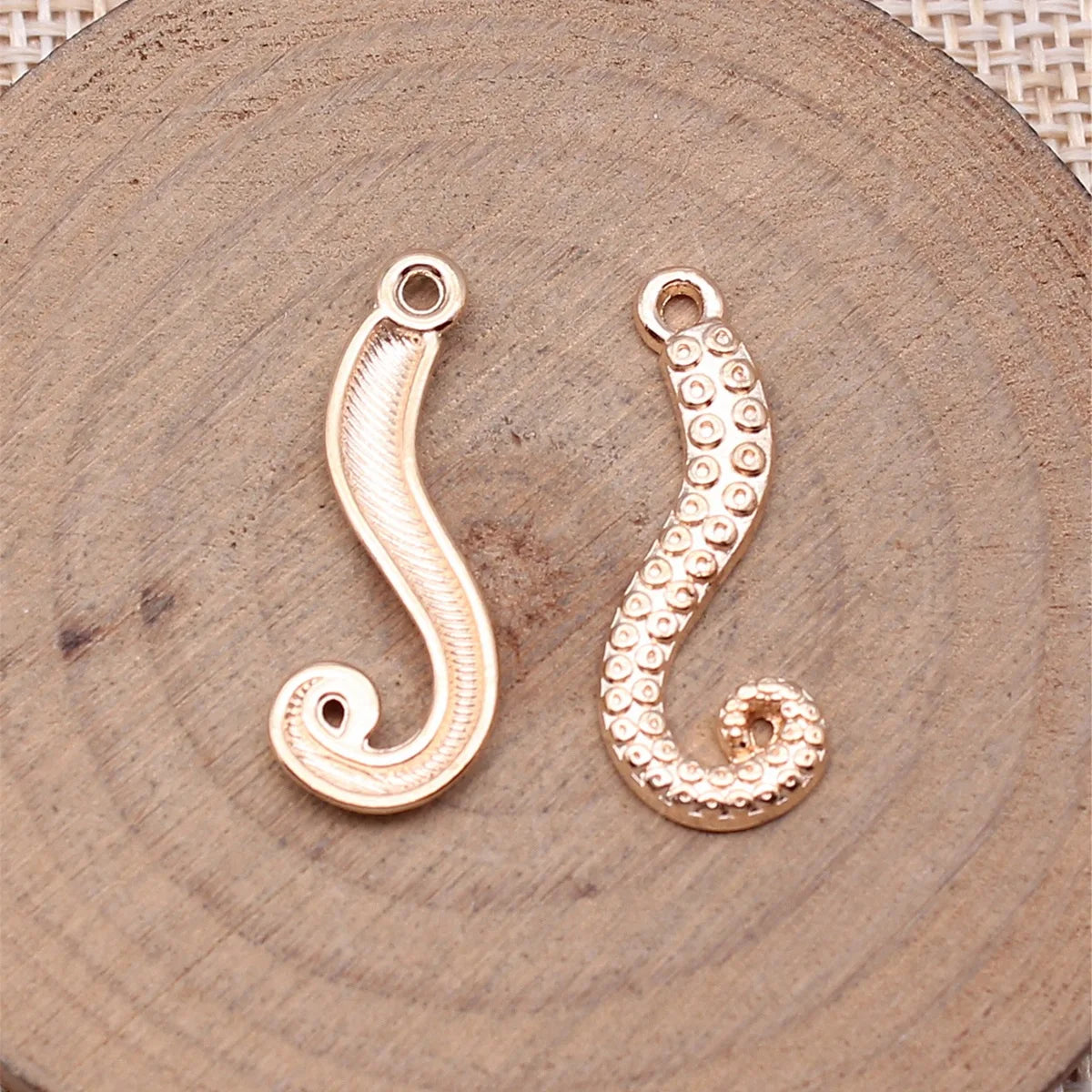 26x10mm 1.1g Multi Color Zinc Alloy Octopus Tentacle Fish Charm Pendant for DIY Jewelry Making