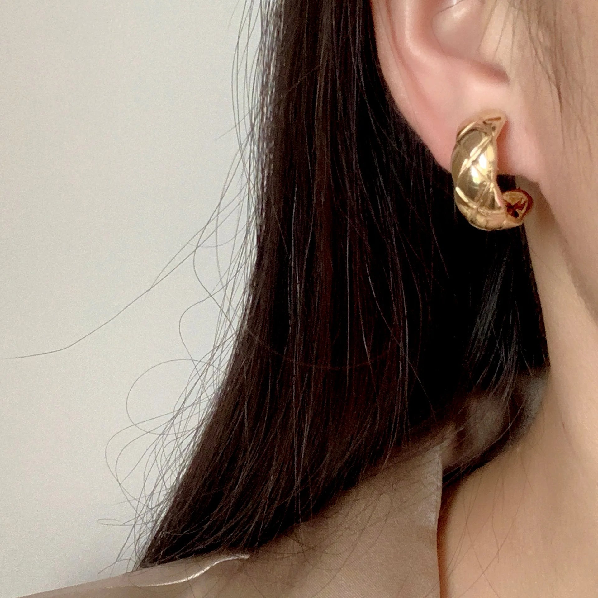 Elegant Gold Alloy Lattice C-Hoop Stud & Clip On No Piercing French Minimalist Checkered Earrings