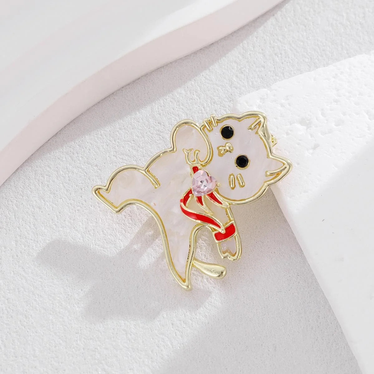 Cute White Enamel Cat Brooch With Pink Heart Rhinestone, Gold Alloy Lapel Pin Corsage Gift
