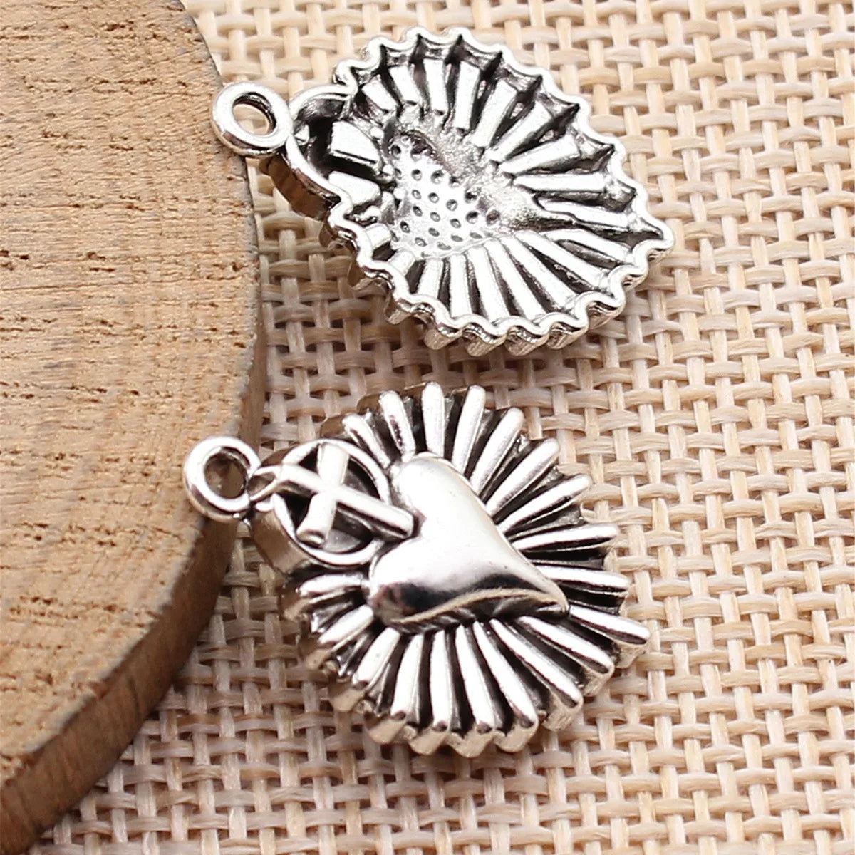 24x18mm 1.9g Antique Silver Zinc Alloy Gothic Cross Heart Charm Pendant for DIY Necklace Making