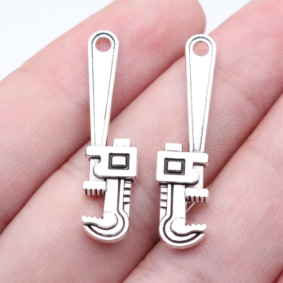 32x7.6mm 1.05g Antique Silver Zinc Alloy Adjustable Wrench Tool Charm Pendant for DIY Clothing Accessories